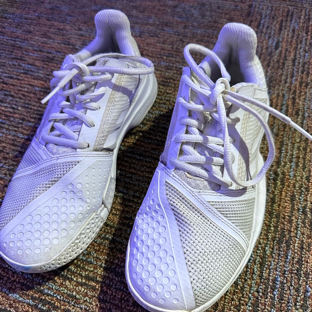 In excellent conditions! Amazing for playing tennis!